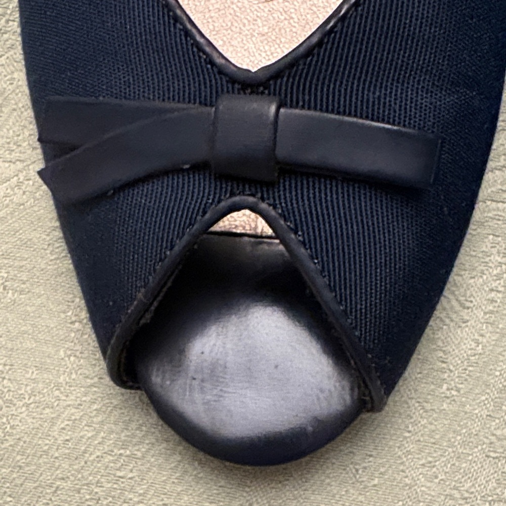 Life Stride Women’s Size 7.5 Shoes Navy Blue Linen Peep Toe 2” Heels Bow Detail - Picture 4 of 11
